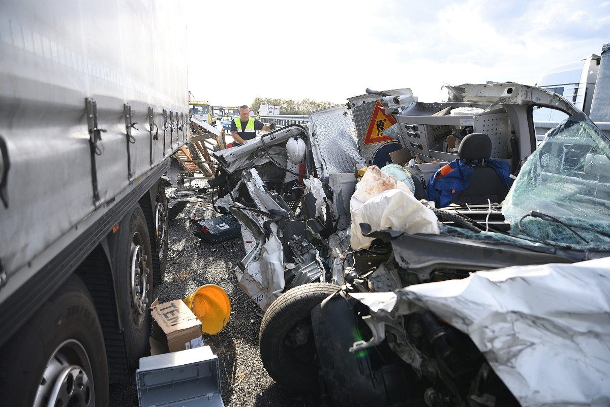 Disastro sulla Salerno-Reggio Calabria: camion si ribalta e investe auto in corsa
