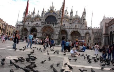 Il Caffè Florian di Venezia lancia la nuova divisa per i camerieri