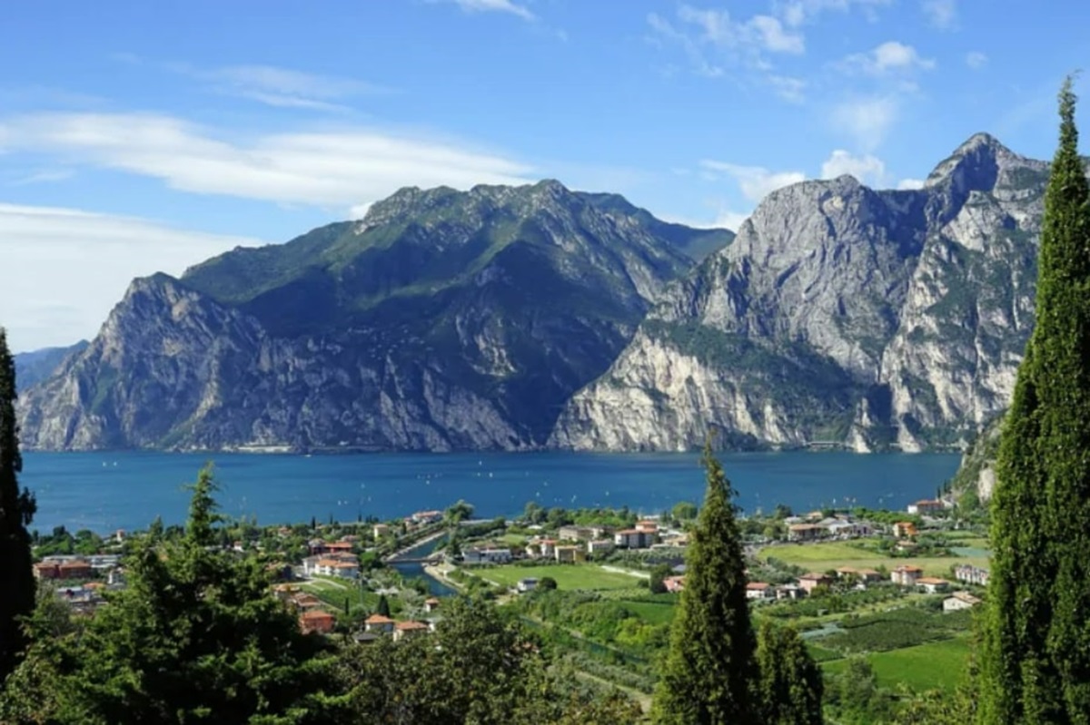 Il sindaco di Brenzone beve un bicchiere d'acqua del Lago di Garda