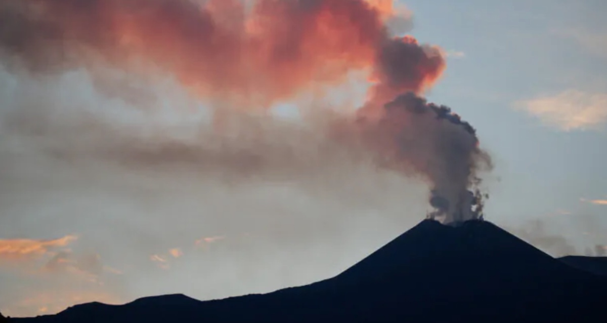 Stromboli, nube di cenere lavica sulla Sciara del Fuoco