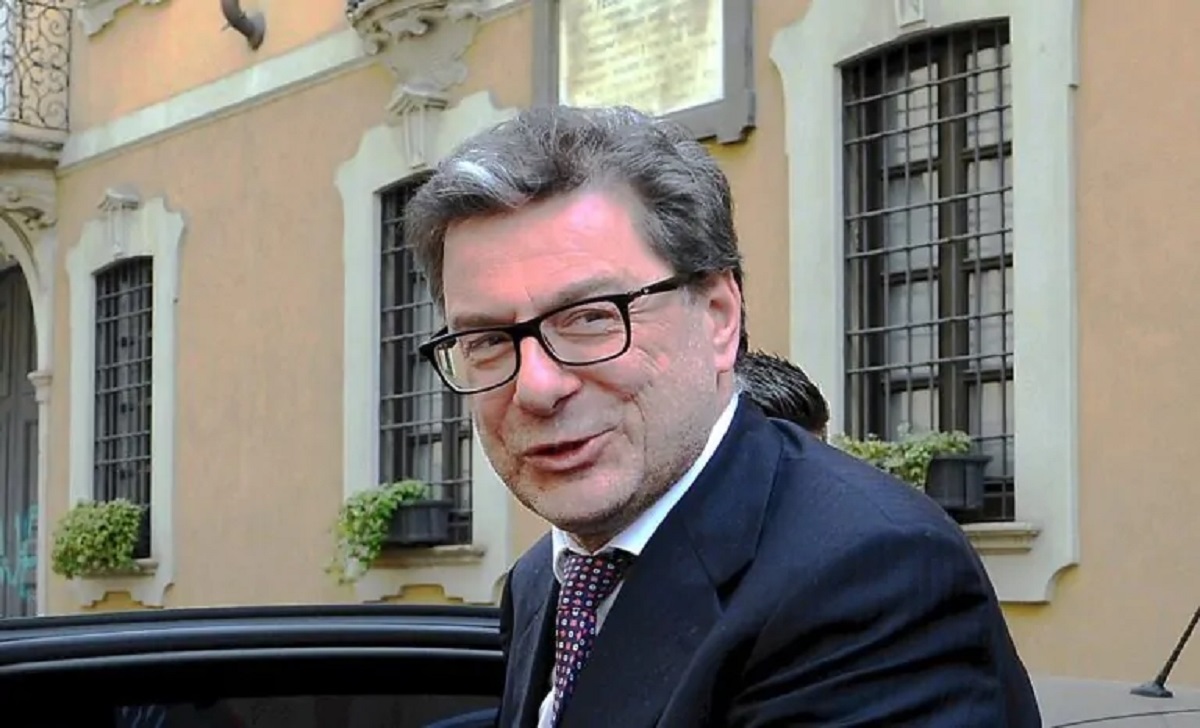 Giorgetti, l'obiettivo all'Abi: "Non serve manovra lacrime e sangue"