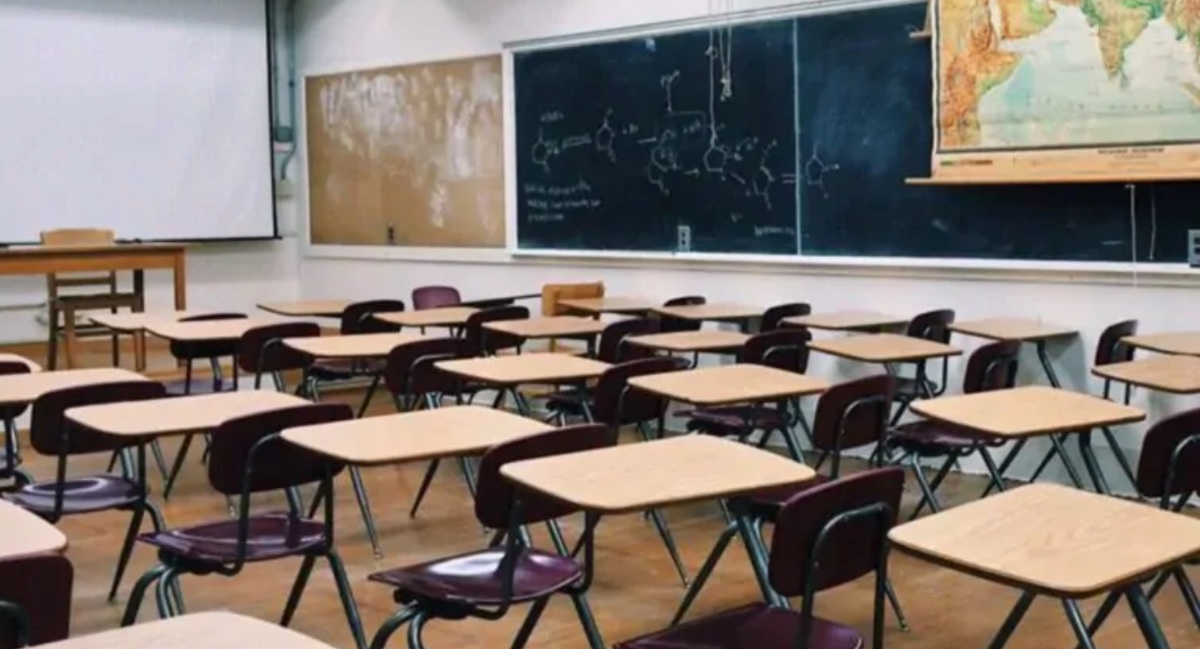 Scuola, Valditara: "No cellulare in classe per elementari e medie"