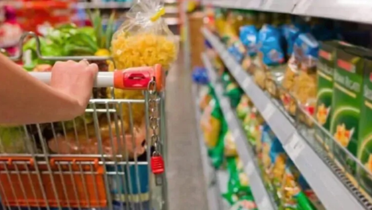Trova pezzi di alluminio nel pane del supermercato: 54enne in ospedale