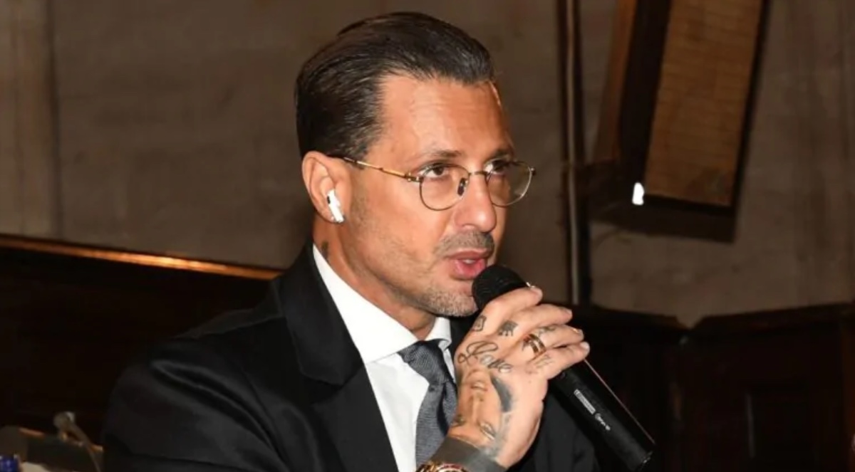 Il figlio di Fabrizio Corona e Nina Moric sta male: "Resterà in comunità"