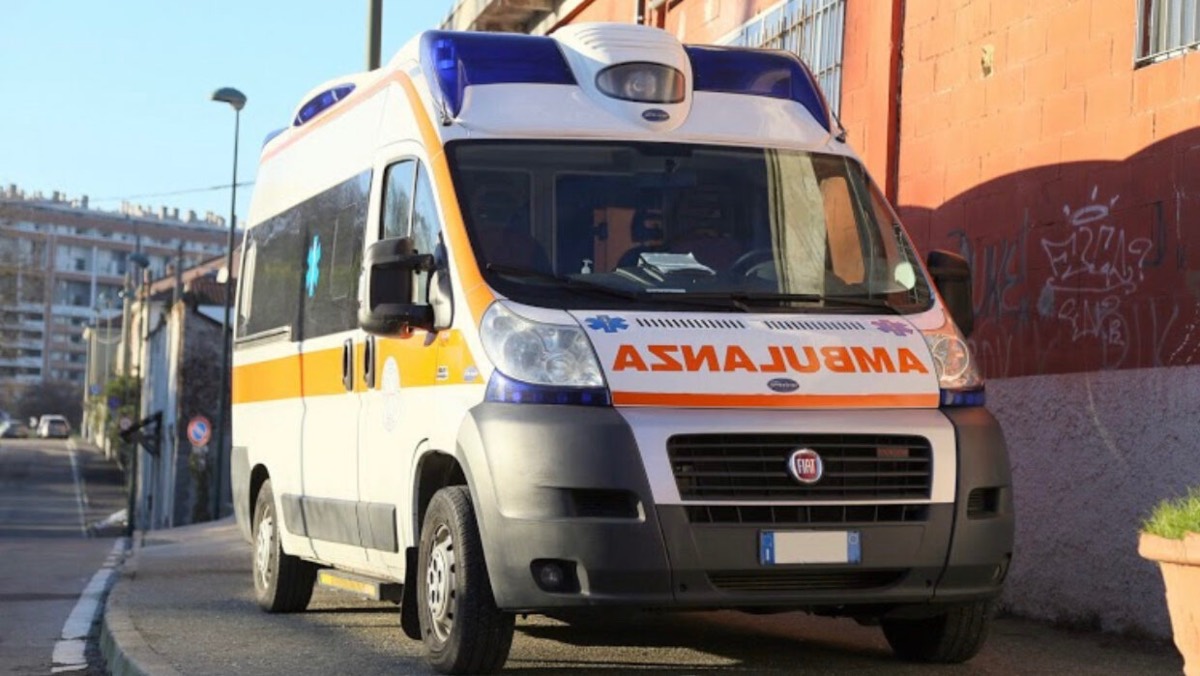 Incidente a Scandiano, frontale tra auto e scooter: ferito un 16enne
