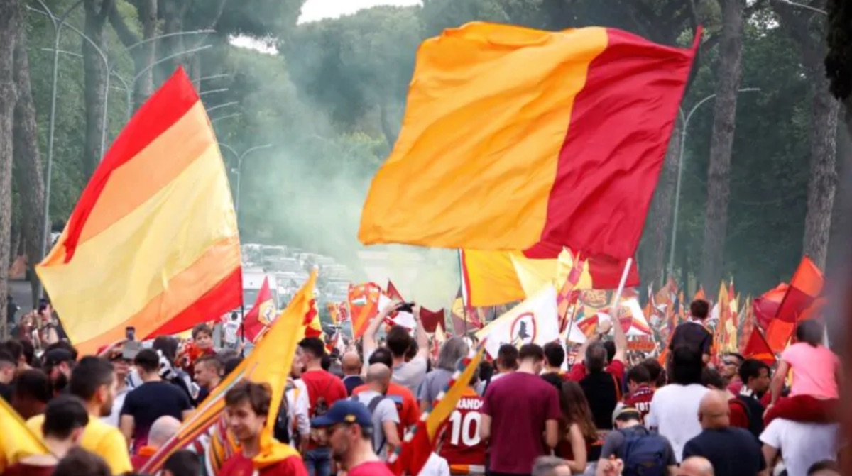 Roma, polemica per la nuova felpa dell'Adidas: tifosi infuriati per i colori