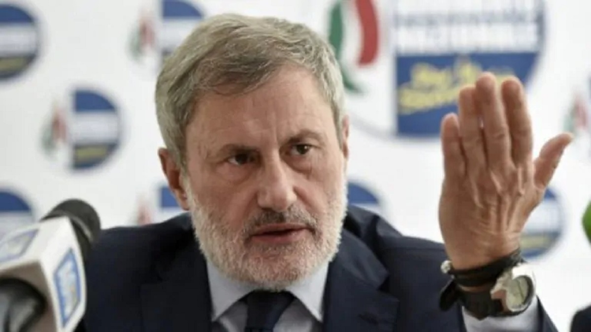L'attacco di Alemanno sui tappi di bottiglia di plastica: nuovi vincoli europei