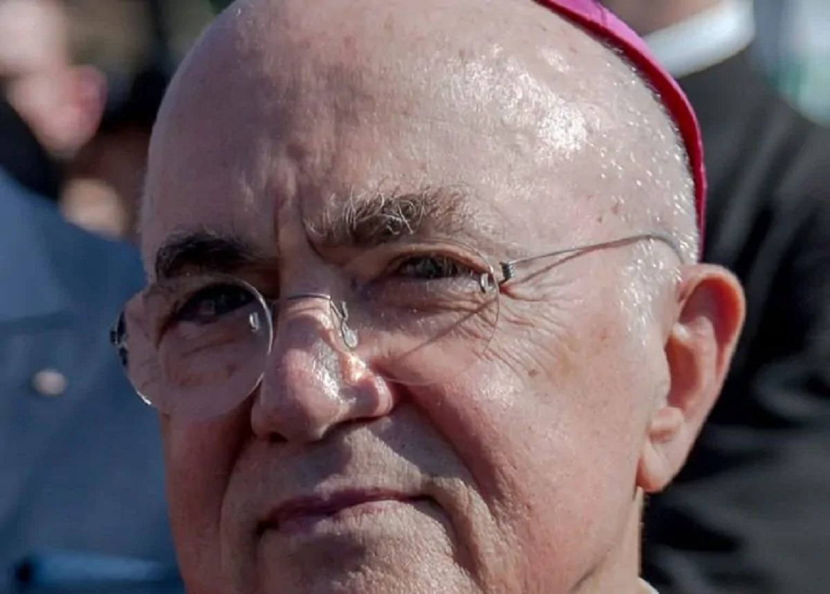 Vaticano, scomunicato il monsignor Carlo Maria Viganò: l'accusa è di scisma