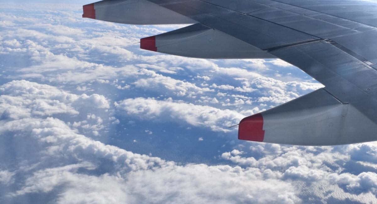 Turbolenza in volo, aereo costretto ad atterraggio di emergenza: 30 passeggeri feriti