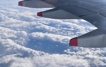 L'ufficio stampa di Air Europa ha confermato che delle 325 persone a bordo, sette sono state curate per ferite più serie