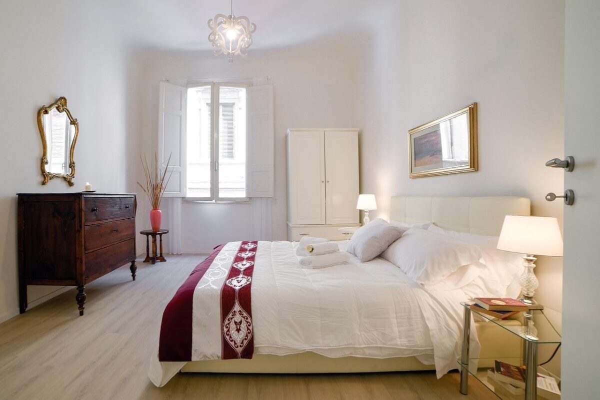 Creare una camera da letto rilassante: combinare colori, tessuti e arredi