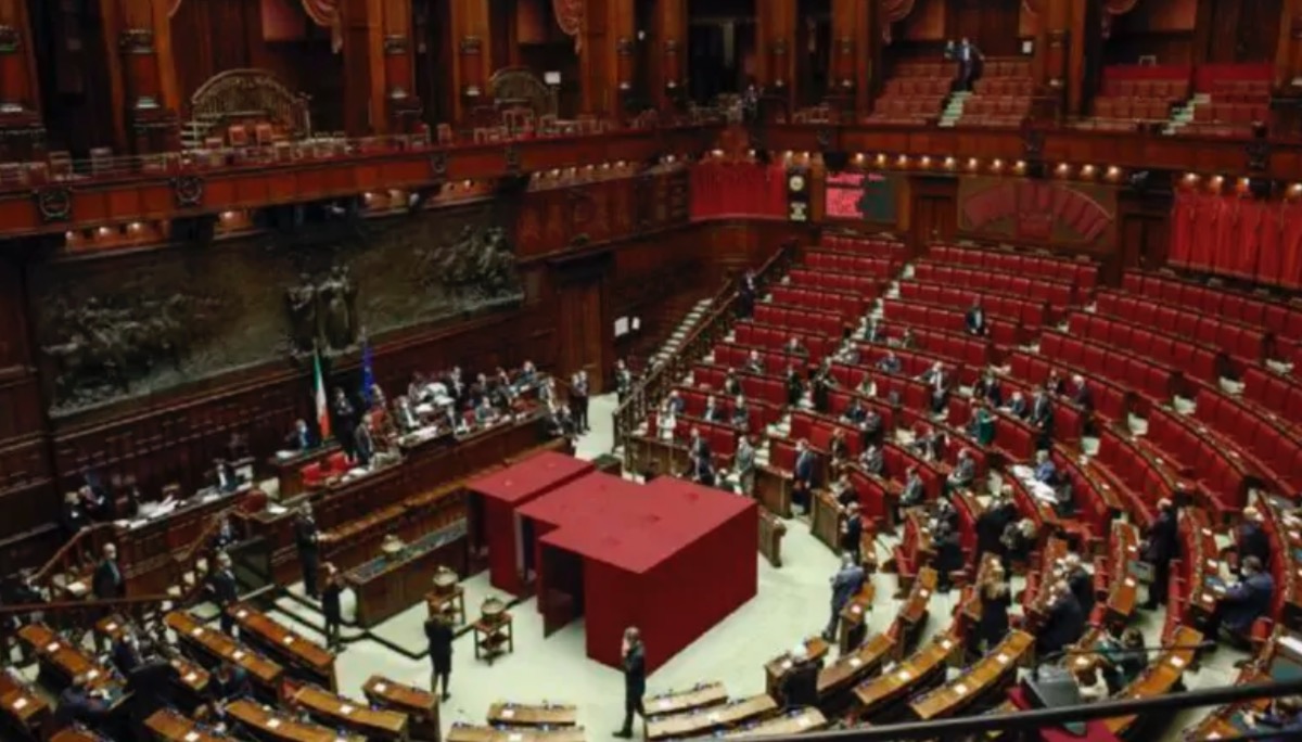 Classifica delle presenze dei parlamentari: Angelucci e Fascina i più assenteisti della Camera, Calenda meno presente al Senato