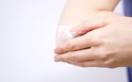Pelle secca sui gomiti: i consigli per rimediare