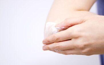 Pelle secca sui gomiti: i consigli per rimediare