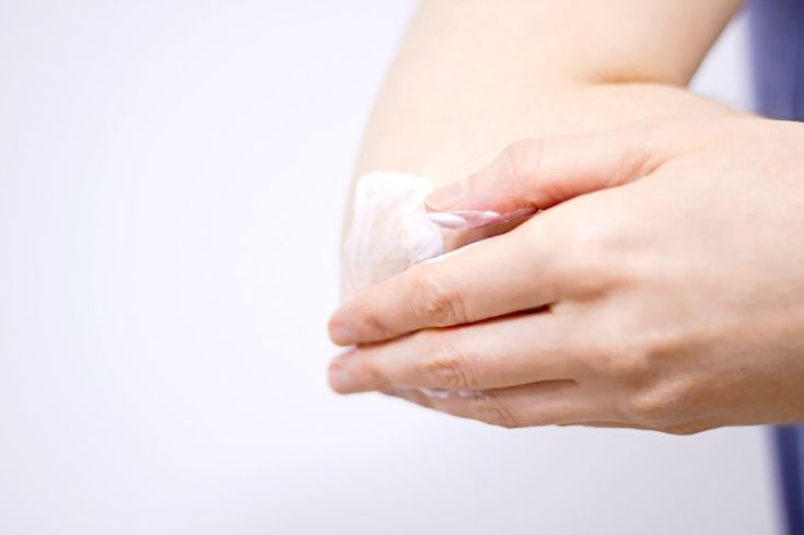 Pelle secca sui gomiti: i consigli per rimediare
