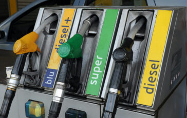 prezzo benzina self service ai minimi da sei mesi