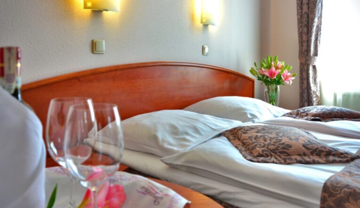 "Fai rotolare una bottiglia d'acqua sotto il letto in hotel": il particolare consiglio di una hostess