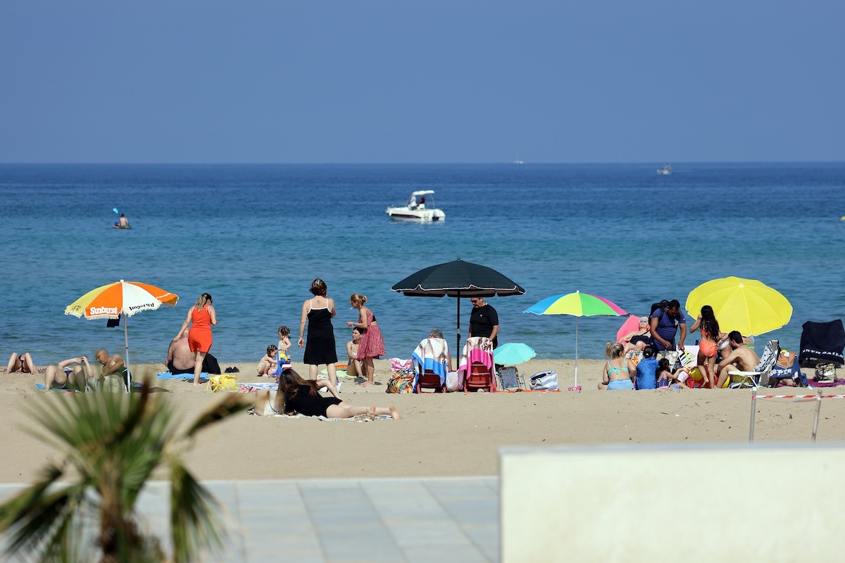Paura a Marina di Minturno, ultraleggero precipita in mare a poca distanza dai bagnanti