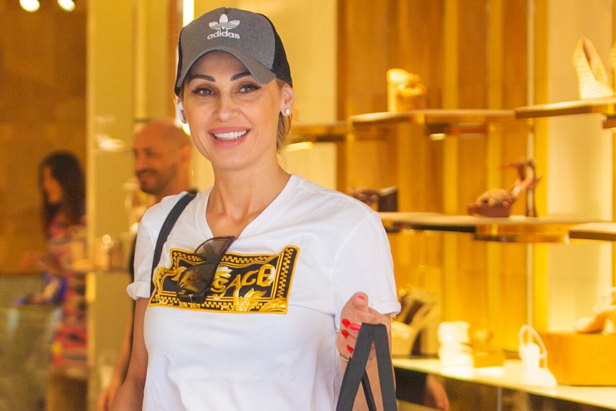 Anna Tatangelo, paura durante il concerto per la puntura di una vespa