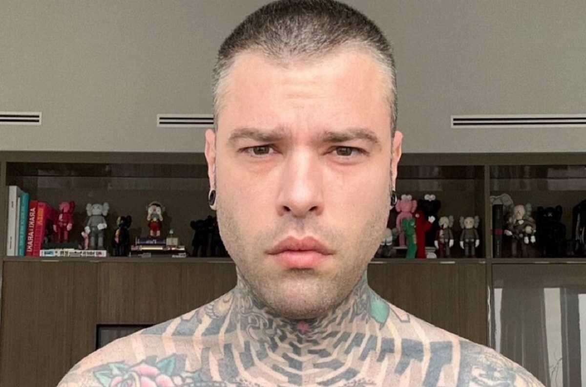 Fedez, malore a bordo del volo privato: ricoverato d'urgenza