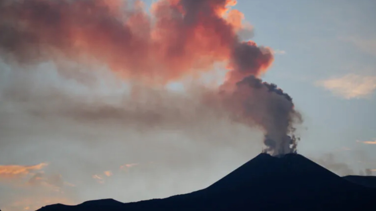 Giappone, erutta il vulcano Sakurajima: esplosione e colonna di cenere