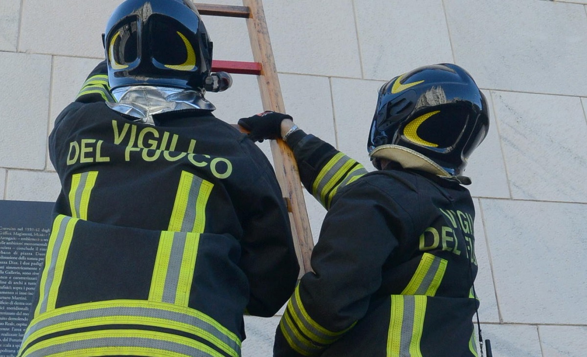 Incendio al terzo piano di un palazzo a Terracina: morto un uomo di 60 anni, 15 persone evacuate