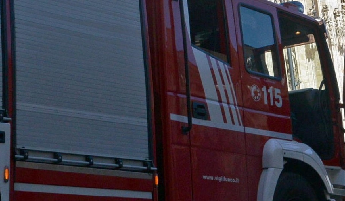 Teramo, vasto incendio si estende sulle colline: evacuata l'area colpita