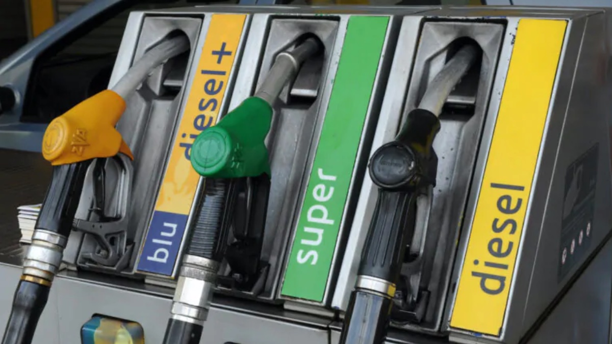 Benzina ancora in calo: il livello più basso da febbraio