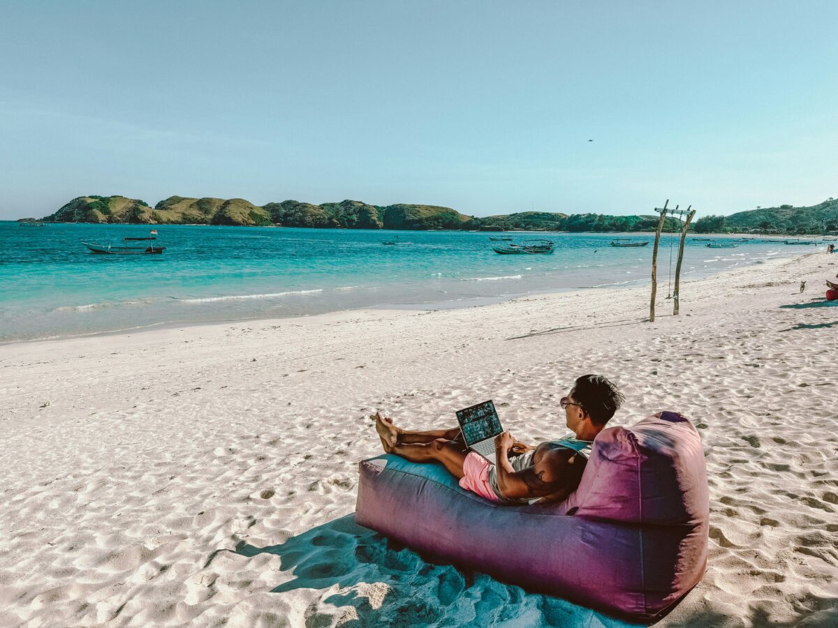 Difendersi dalle truffe online durante le vacanze: consigli utili