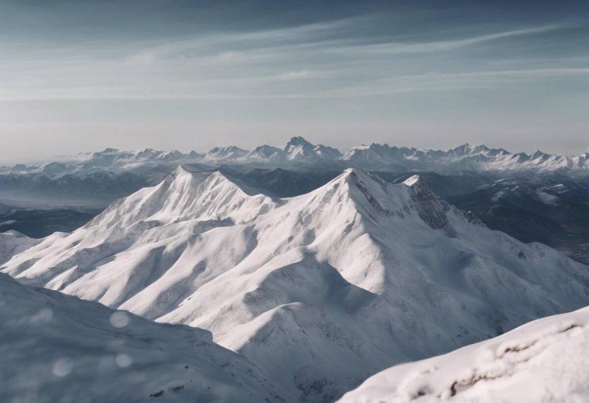 La prima nevicata ha ricoperto il Gran Sasso, lasciando il Rifugio Franchetti avvolto in un candido manto di neve.