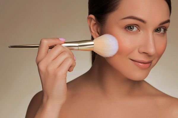 Pelle abbronzata post vacanze: come risaltarla con il trucco