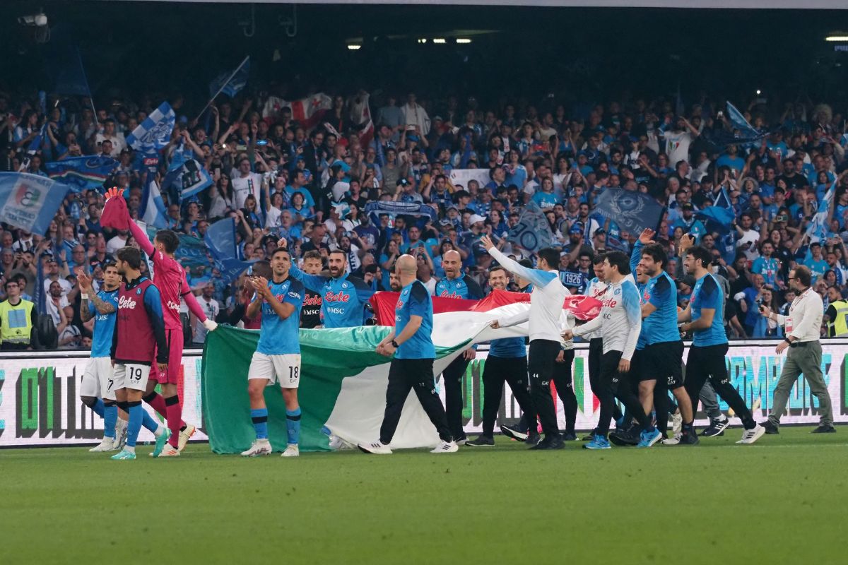 Calcio, brutto infortunio per Kvaratskhelia: la preoccupazione del Napoli
