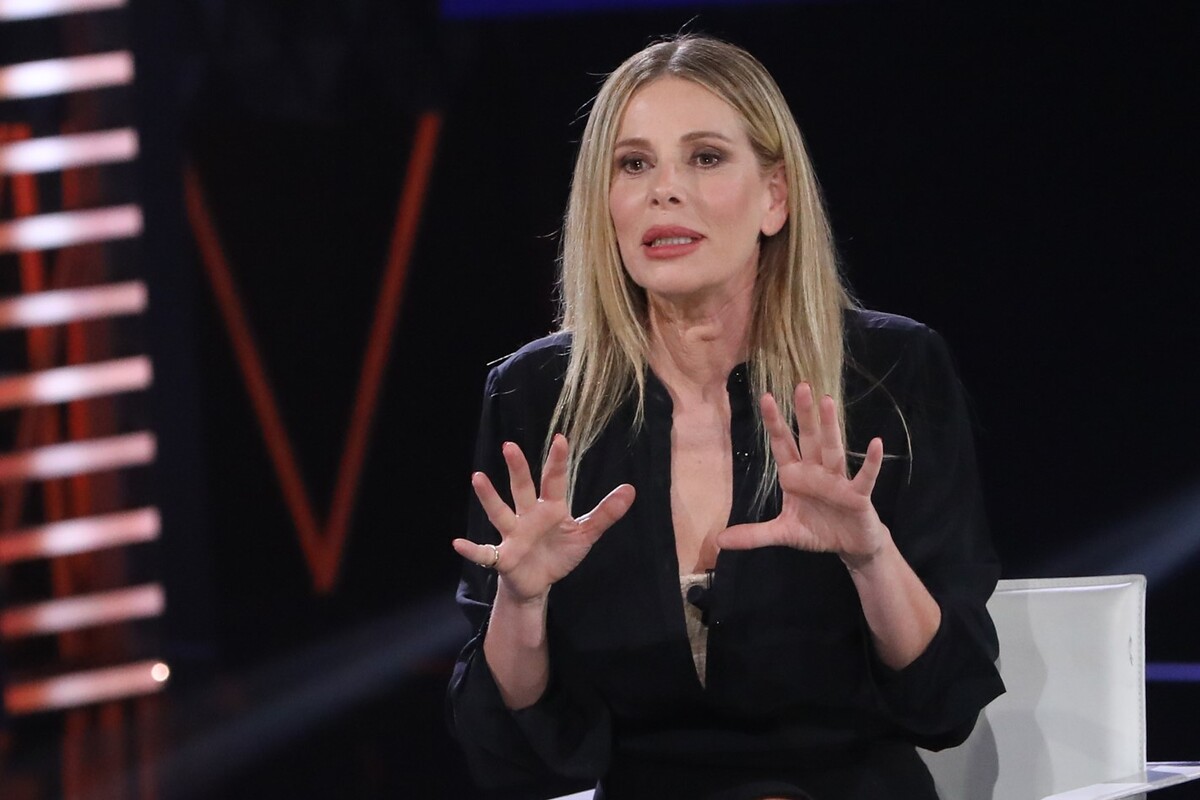 Alessia Marcuzzi mette il ghiaccio sul viso: ecco il suo segreto di bellezza