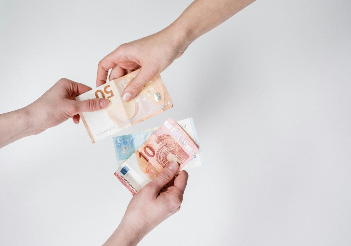La vita da single costa il doppio: come risparmiare?