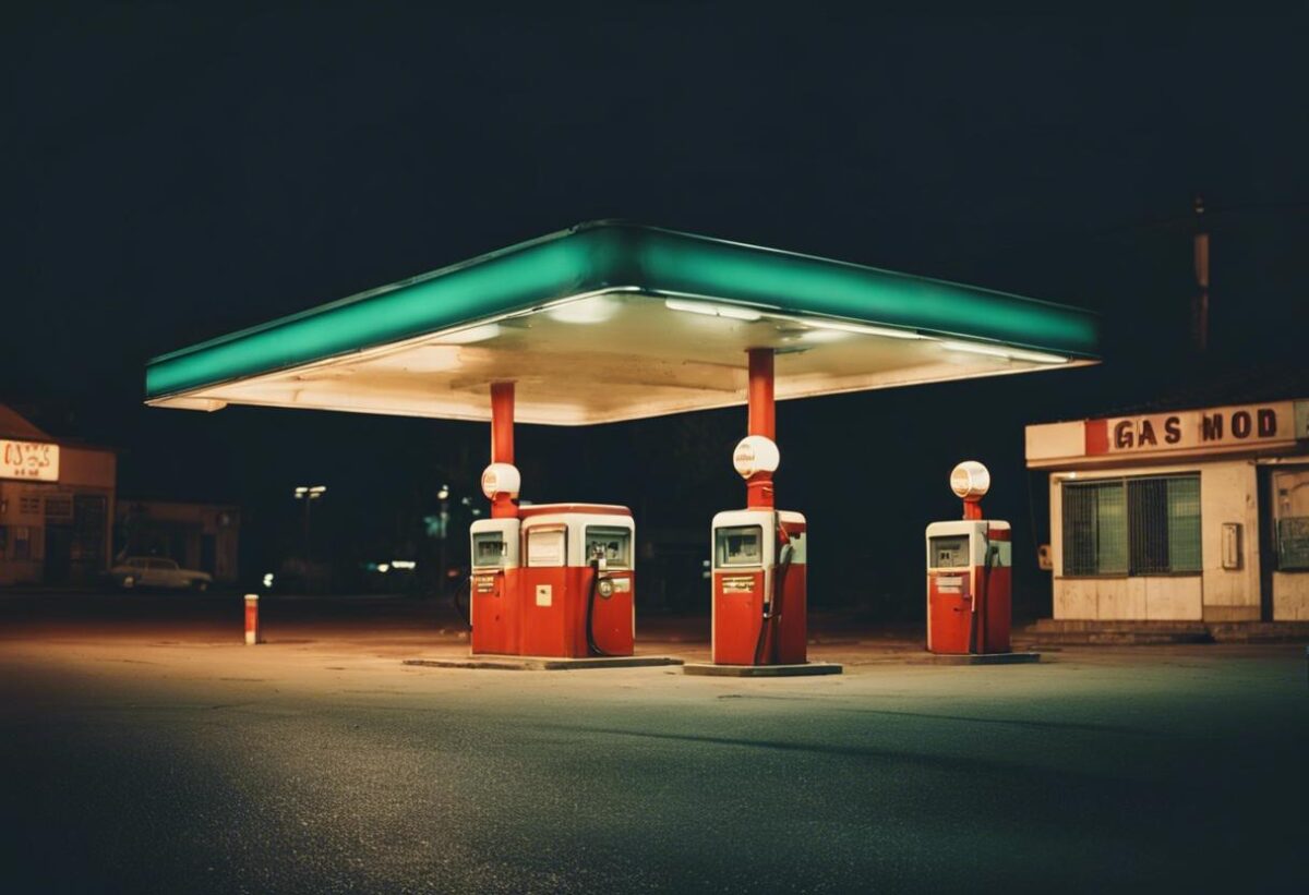 Un incendio ha coinvolto una giovane di 26 anni a causa di un fidanzato conteso, e sono emersi video che documentano l'acquisto di benzina.