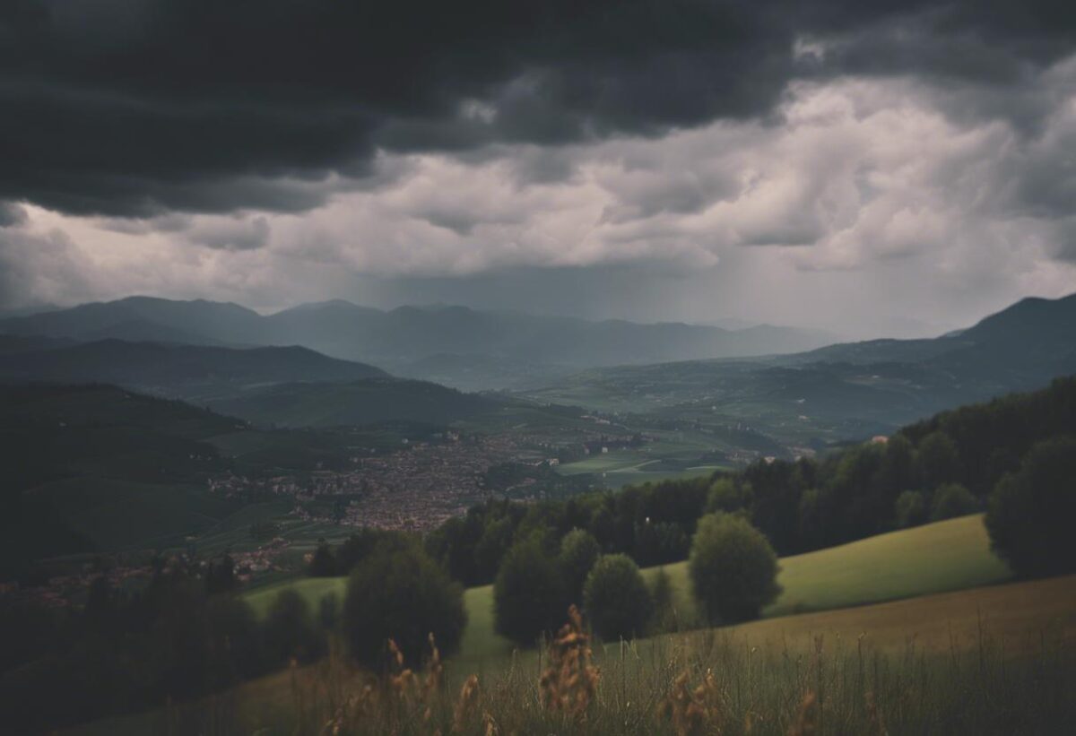 Condizioni meteorologiche avverse, allerta massima in Lombardia: attese precipitazioni e venti intensi nel Centro-Nord.