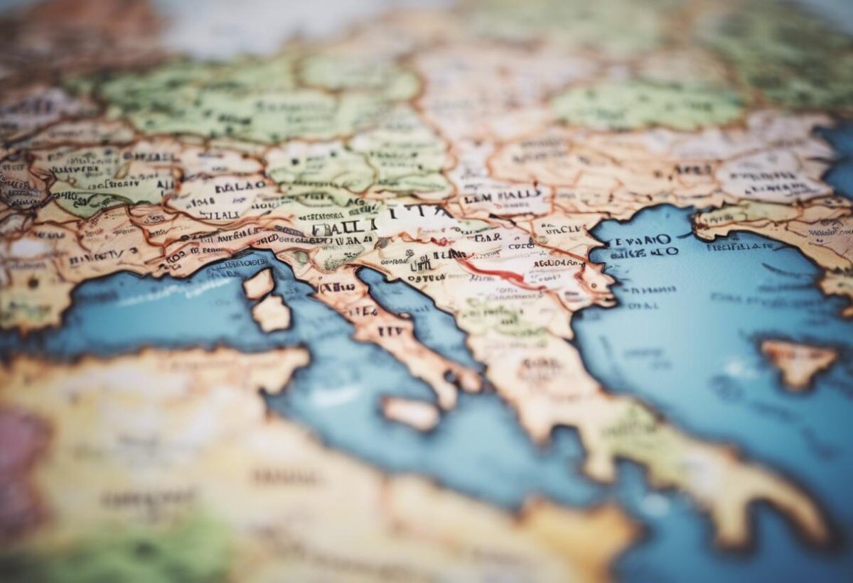 Operazione contro gruppi suprematisti in diverse regioni italiane, con il coinvolgimento di giovani sotto i 18 anni.