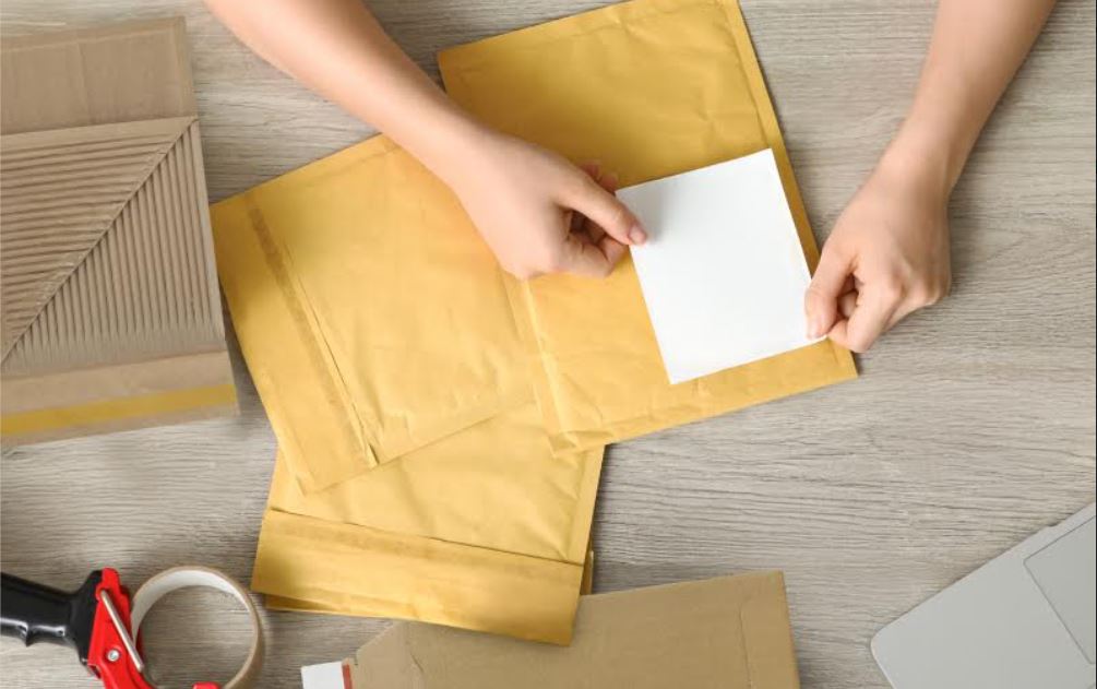 Come selezionare le buste per spedizioni: guida pratica per un invio perfetto