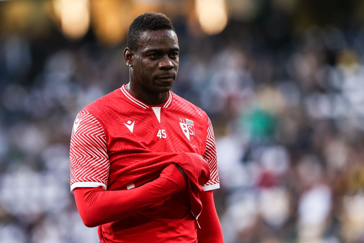 Mario Balotelli torna in Serie A, è ufficiale l'accordo con il Genoa: "Sono carico, darò tutto me stesso"