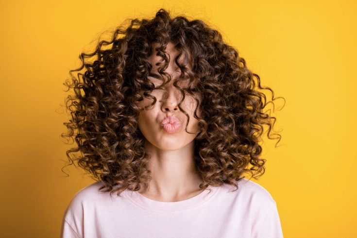Capelli ricci: i consigli per prendersene cura nel modo giusto