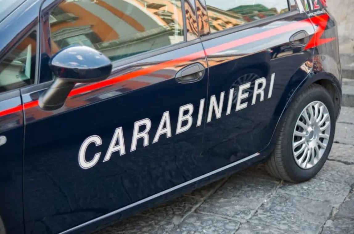 Frosinone, 51enne attacca moglie, suocera e figlia a colpi di forbice: arrestato