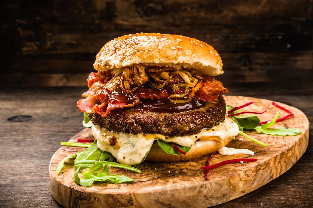 Mangia solo patatine fritte e hamburger, 12enne inizia a perdere la vista: "Possibile neuropatia ottica"