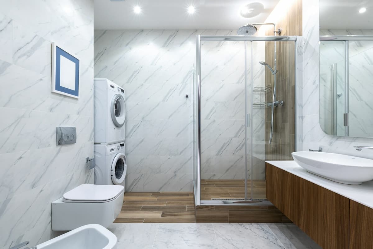 Rinnovare il bagno, uno degli aspetti fondamentali da considerare è la scelta della doccia