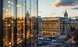 Beppe Grillo in un evento politico significativo