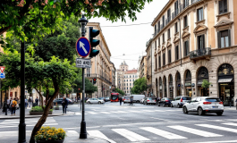 Vigili urbani di Roma in servizio durante un'operazione