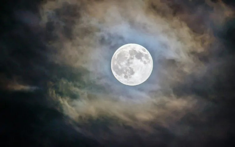 Superluna di venerdì 15 novembre, l'ultima dell'anno: quando e come vederla