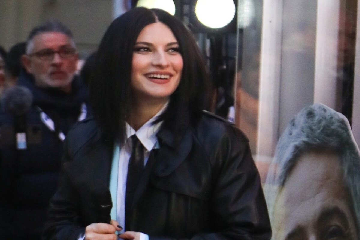 Litigio tra due fan durante il concerto di Laura Pausini: "Chiedetevi scusa!"