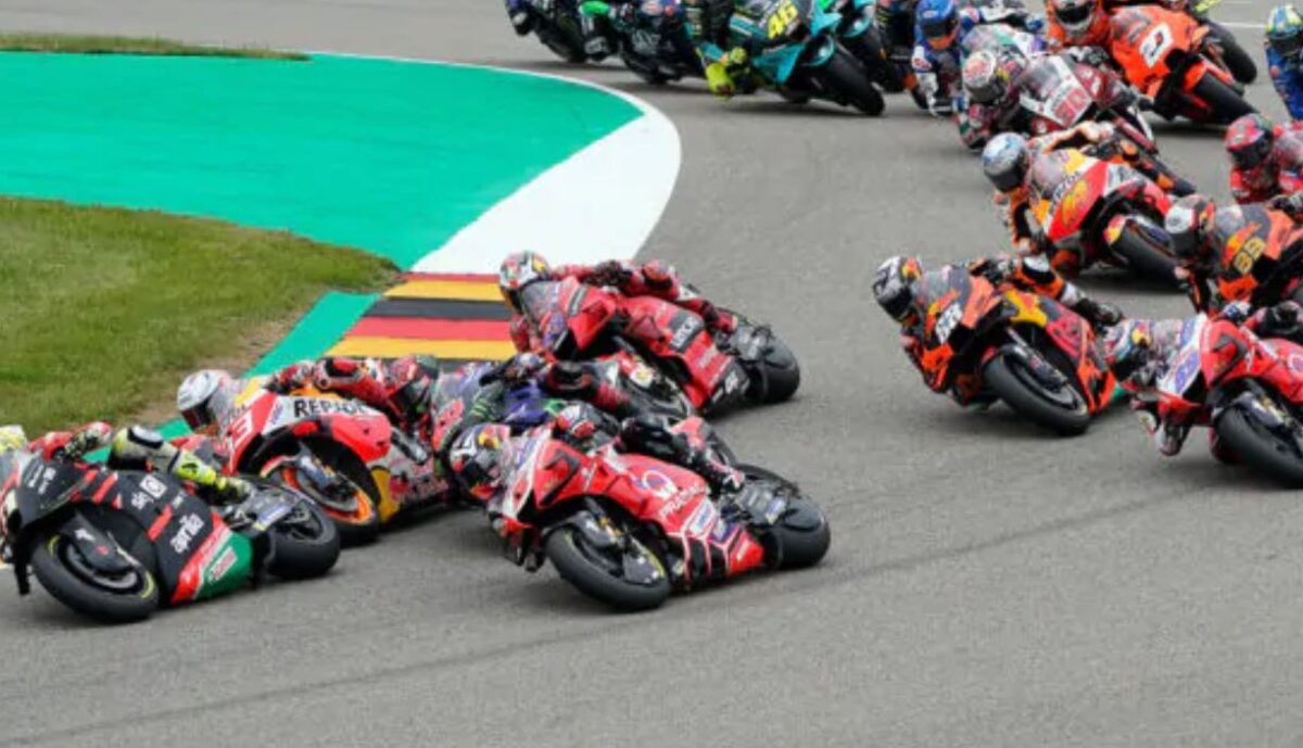 MotoGp Malesia, brutto incidente per Alex Miller: il casco colpisce la moto di Quartararo