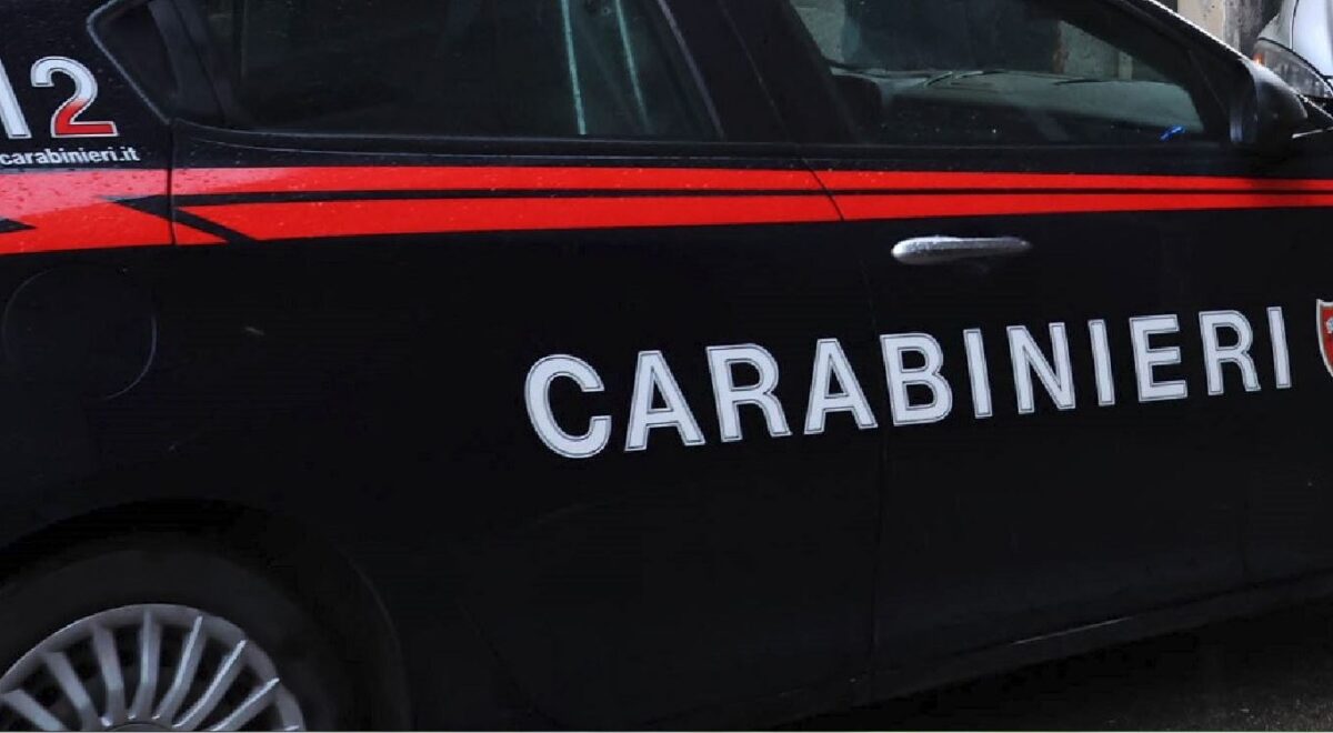 Travolta da un'auto mentre attraversa la strada: 15enne morta in ospedale