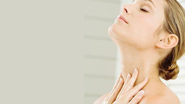 Pelle del collo cadente: i consigli per risolvere naturalmente